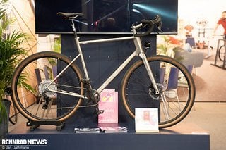 Das Falkenjagd Aristos Titan Gravel Bike haben wir euch ebenfalls schon bei den Craft Bike Days ausführlich vorgestellt.