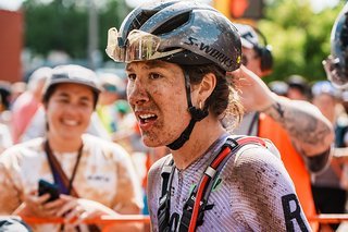 Kürt sich nach Defekt und einem packenende Sprint zur Siegerin des Unbound 200 – Rosa Klöser.