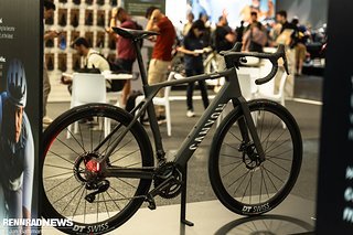 Das Canyon Endurace:ONfly SUB-10 mit dem neuen Motorsystem wiegt ebenfalls unter 10 kg. Das Canyon Endurace:ONfly SUB-10 mit dem neuen Motorsystem wiegt ebenfalls unter 10 kg.