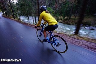 Bei Nässe haben Rennräder deutlich weniger Grip als bei Trockenheit