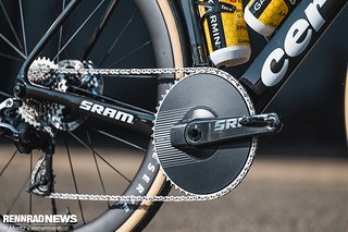 1x12 und großes Blatt: Niklas Behrens hat für Paris Roubaix ein Einfach-Setup mit 56 Zähne großem Kettenblatt in Kombination mit einer 11-33-Kassette gewählt. 1x12 und großes Blatt: Niklas Behrens hat für Paris Roubaix ein Einfach-Setup mit 56 Zähne großem Kettenblatt in Kombination mit einer 11-33-Kassette gewählt.