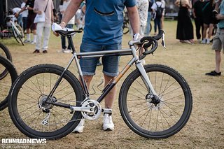 Belle Cycles Stahl Graveller mit Shimano GRX Sondereditions-Gruppe und passender Pumpe von Silca.