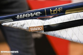 Wove stellt sub 125 g Sättel aus Carbon her, die speziell auf Tria- und Gravel-Einsatz abgestimmt sind. Wove stellt sub 125 g Sättel aus Carbon her, die speziell auf Tria- und Gravel-Einsatz abgestimmt sind.