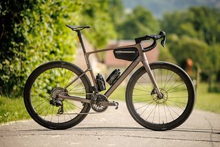 Testbike Scott Addict 10 mit der neuen SRAM Force AXS Gruppe. Testbike Scott Addict 10 mit der neuen SRAM Force AXS Gruppe.