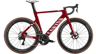 Das Canyon Aeroad CFR Disc MVDP kommt in feuerroter Lackierung und mit kompletter Dura-Ace Di2 Aussattung