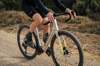 Riesen Vorteil: Mit den Shimano Di2 Shiftern lassen sich auch die Unterstützungsstufen schalten.