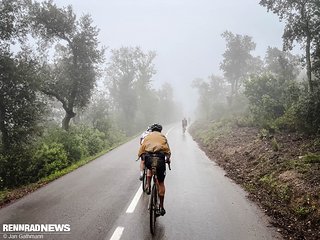 Nach dem ersten harten Anstieg sortiert sich das Feld und es geht teils über die Straße bergab. Nach dem ersten harten Anstieg sortiert sich das Feld und es geht teils über die Straße bergab.