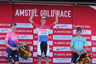 Das Podium mit MvdP (mitte), Simon Clarke (links) und Jakob Fuglsang