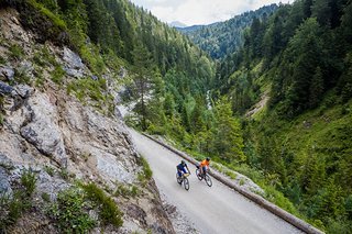 Es geht bergauf, und zwar richtig. Nach dem Schloss Elmau zeigt der Schotterweg plötzlich steil nach oben.