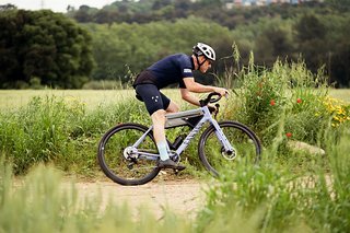 Das Grizl 2025 liegt supersatt in der Kurve. Das Grizl 2025 liegt supersatt in der Kurve.