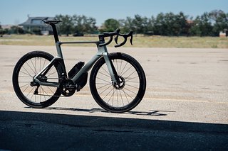 Das neue Orbea Orca Aero soll seinen Fahrer*innen 15 Watt Leistung bei 40 km/h ersparen