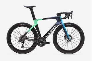 Das neue Van Rysel RCR-F wurde bei der Teampräsentation von Decathlon AG2R zum ersten Mal offiziell vorgestellt