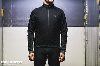 Die Gore C7 Windstopper Pro Jacke liegt eng an, verfügt über Windstopper-Material im Frontbereich und reflektierende Einsätze