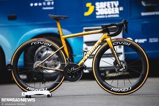 …und das S-Works Tarmaxc SL8 in Olympia-Edition, mit dem er bei den flacheren Etappen unterwegs sein wird. …und das S-Works Tarmaxc SL8 in Olympia-Edition, mit dem er bei den flacheren Etappen unterwegs sein wird.