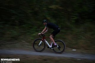 Die Sitzposition am 54er Testrad fiel für den 1,8-Meter-Fahrer sportlich tief aus