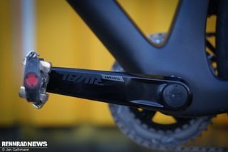 Das Powermeter sitzt in der Achse, die fest mit dem linken Pedalarm verbunden ist