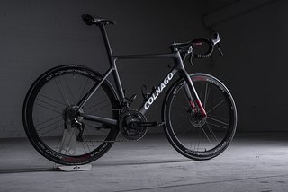 Wie das Team-Bike ist das Colnago Prototipo mit einer Campagnolo Super Record EPS 2x12 Gangschaltung ausgestattet.