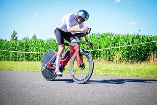 Ein moderner Aero-Helm gehört beim Triathlon zur Grundausstattung.