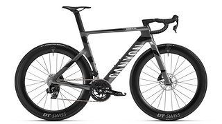 Zwei neue Speed-Editionen des Canyon Aerorad CF sind nun erhältlich. Das Aerorad CF SLX 7 Speed bietet neben den neuen Aerodrops und den Felgen mit viel Profilhöhe eine Sram Rival 2x12 Schaltung.