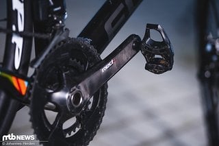 Kurbel und Schaltung entstammen ebenso der SRAM Red eTap-Serie wie …