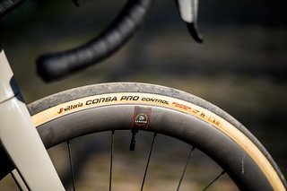 Die einzige Modifikation sind Vittoria Corsa Pro Control-Reifen in 34 mm Breite vorne und hinten Die einzige Modifikation sind Vittoria Corsa Pro Control-Reifen in 34 mm Breite vorne und hinten