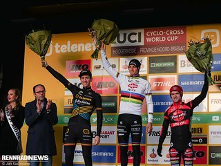 Das Rennen gewann Mathieu van der Poel, aber Toon Aerts (links) hatte gute Laune, weil er den Gesamtweltcup holte vor Eli Iserbyt (rechts)