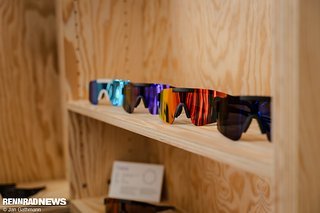 Mit günstigen Preise bei solider Qualität möchte sich CHPO im Brillenmarkt positionieren und hat dafür einige Modelle mit zur Eurobike gebracht. Mit günstigen Preise bei solider Qualität möchte sich CHPO im Brillenmarkt positionieren und hat dafür einige Modelle mit zur Eurobike gebracht.