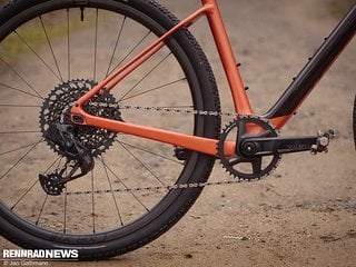 Der Antrieb besteht aus einem Mix von SRAM Rival Kurbel und SRAM GX Eagle MTB-Schaltwerk.