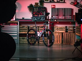 Das Tudor Profi-Bike entspricht in seiner Ausstattung dem für März angekündigten Teammachine R 01 LTD – dieses soll 14.999 € (UVP) kosten.