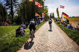 Hier setze ich kurz vor Ende des berühmten Carrefour de l'Arbre zum entscheidenden Überholmanöver an … Hier setze ich kurz vor Ende des berühmten Carrefour de l'Arbre zum entscheidenden Überholmanöver an …