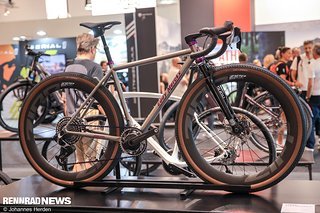 Eddy Merckx zeigte den Prototyp eines neuen Titan Race Gravel Bikes. Eddy Merckx zeigte den Prototyp eines neuen Titan Race Gravel Bikes.