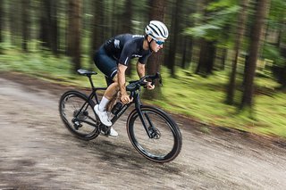 Kein Bikepacking – neben den fehlenden Aufnahmepunkten setzt auch die Geometrie voll auf den sportlichen Einsatz des Camino RS. Kein Bikepacking – neben den fehlenden Aufnahmepunkten setzt auch die Geometrie voll auf den sportlichen Einsatz des Camino RS.