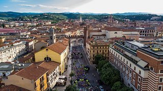 Die Veroneser Innenstadt beherbergt Start und Ziel des Granfondo Alé La Merckx.