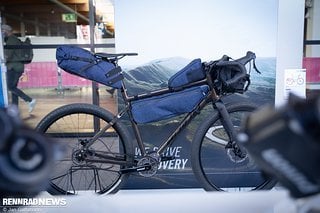 Am Stand von Pinion entdeckten wir dieses Pedaled Bikepacking-Taschen Set im Jeans-Look