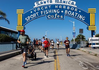 Vom Santa Monica Pier ging es dann mit Trailer im Gepäck zu Fuß zurück.