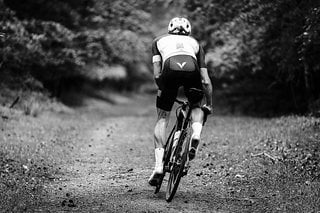 Auch ein Ausflug auf Gravel schreckt den modernen Rennradfahrer nicht zurück