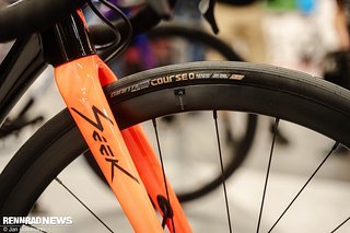 Bis zu 37 mm breite Reifen passen ins Giant Seek, sodass auch Gravel-Ausflüge kein Problem darstellen sollten. Bis zu 37 mm breite Reifen passen ins Giant Seek, sodass auch Gravel-Ausflüge kein Problem darstellen sollten.