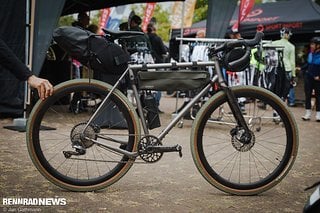 Dieses Rondo Gravel Bike dient als Display für die Brooks Bikepacking Kollektion.