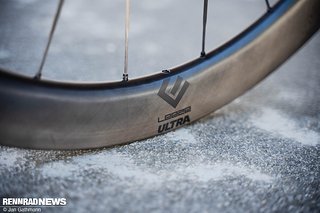 Die neuen Ultra Felgen in 50 mm Höhe sind tubeless-ready und lassen sich ebenso mit klassischem Falt- oder Drahtreifen fahren. Die neuen Ultra Felgen in 50 mm Höhe sind tubeless-ready und lassen sich ebenso mit klassischem Falt- oder Drahtreifen fahren.