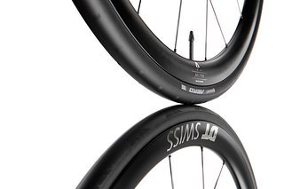 Das Wheel-Tire-System kombiniert den Arc 1100 Spline 38 CS mit einem abgestimmten Reifenset – Aero 111 vorn und GP 5000s TR hinten – und soll dank aufeinander abgestimmter Aerodynamik, Handling-Qualitäten und Tubeless-Setup ein besonders effizientes Gesamtpaket für schnelle Anstiege und sichere Abfahrten bieten.