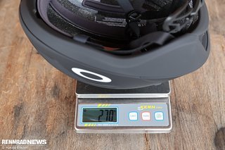Mit 270 Gramm ist der Oakley Velo Mach nicht der leichteste Helm