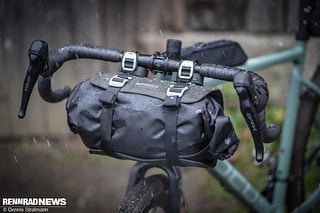 Die Brooks Scape Handlebar Roll passt auch ans Rennrad oder Gravel Bike