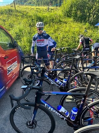 Der vermeintliche Schnappschuss vom Team Soudal Quickstep beim Training zeigt gleich mehrere unbekannte Specialized Räder in Team-Lackierung