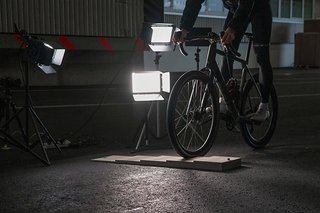 Mit diesem Set-up betrieb DT Swiss Grundlagenforschung zur Stoßdämpfung mit einer Gravel-Federgabel. Mit diesem Set-up betrieb DT Swiss Grundlagenforschung zur Stoßdämpfung mit einer Gravel-Federgabel.