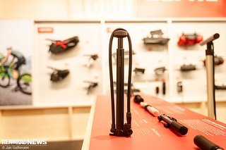 Mit der neuen Zephyr Adventure präsentieren die Franzosen eine Premium-Miniluftpumpe, die bis zu 9 bar Druck aufbauen soll. Zugegeben, fürs Rennrad etwas zu groß, aber für wenig Platz im Kofferraum oder das Bikepacking vielleicht ganz interessant. Mit der neuen Zephyr Adventure präsentieren die Franzosen eine Premium-Miniluftpumpe, die bis zu 9 bar Druck aufbauen soll. Zugegeben, fürs Rennrad etwas zu groß, aber für wenig Platz im Kofferraum oder das Bikepacking vielleicht ganz interessant.