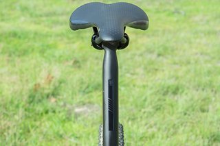 Durch das spezielle Flexlogic-Carbon-Layup soll die Sattelstütze nicht nur spürbar mehr Komfort bieten, sondern gleichzeitig ihre Torsionssteifigkeit und Stabilität bewahren.