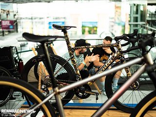 Bei diesem Finish des Pasculli Bikes im Hintergrund handelt es sich nicht um eine Lackierung.