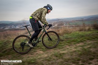 Im Wiegetritt können die Knie an den Lenker kommen