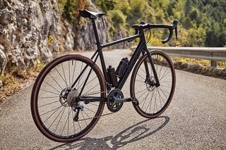 Alle neuen Canyon Endurace 2022 Modelle bieten eine auf 35 mm gewachsene Reifenfreiheit für vielseitigen Einsatz auf und abseits der Straße.