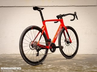 Farbe und Lackdesign des Wilier Cento10 SL versprühen einen Hauch „Ferrari“.